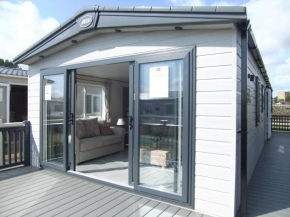 Captivating Bluebell Lodge 2-bed Cotswolds caravan